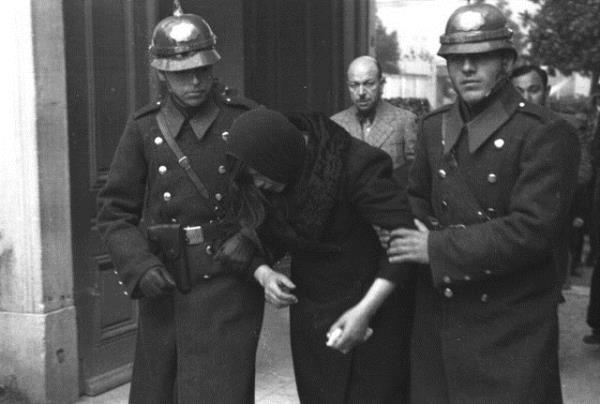 Atatrk'n Dolmabahe Saray'ndaki naa nnden sayg geii yapan yurttalar gzyalar iinde son grevlerini yerine getirilii grlyor.