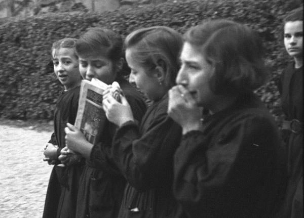 Atatrk'n Dolmabahe Saray'ndaki naa nnden sayg geii yapan renciler grlyor.