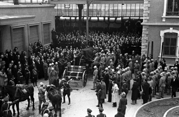 Atatrk'n naa zel trenle getirildii Ankara Gar'nda askerlerin omuzlarnda.