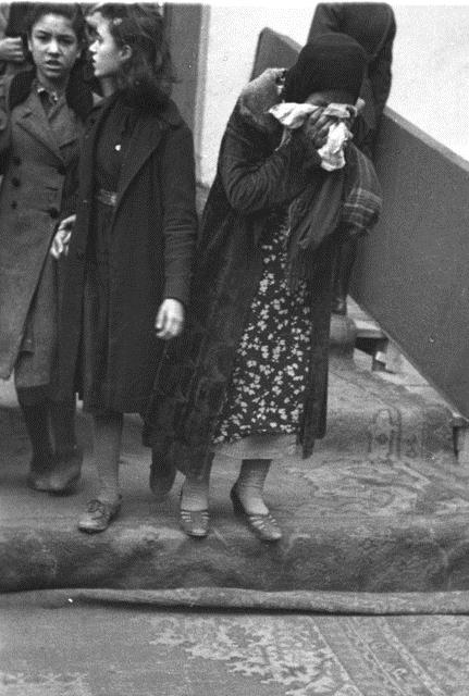 Atatrk'e son grev iin Dolmabahe Saray'na gelen ve gzya dken yurttalar grlyor.