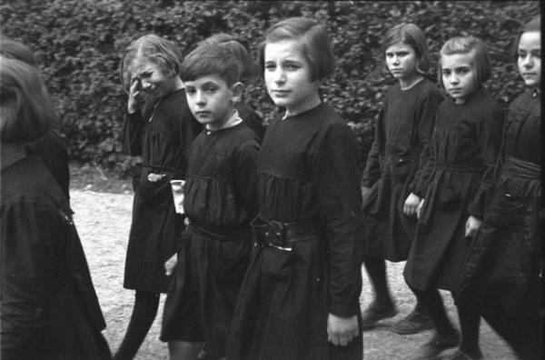 Atatrk'n Dolmabahe Saray'ndaki naa nnden sayg geii yapan renciler gzyalar iinde son grevlerini yerine getirirken grlyor.