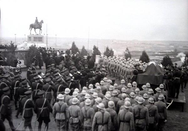 Atatrk'n cenaze korteji Etnografya Mzesi bahesinde iken grlyor.