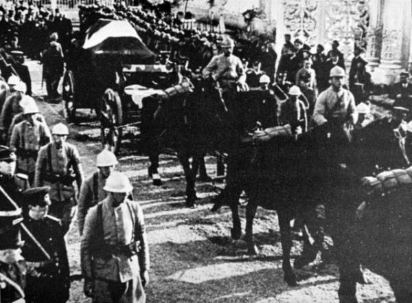 Atatrk'n naa Dolmabahe Saray'ndan alnarak top arabasna konulduu grlyor.