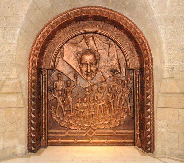 Bir eit kimyasal sv naan bozulmamas iin Atatrk'n vcuduna zerk edildi. lemin ardndan naa kurundan bir tabuta konularak gl aacndan yaplm zel bir tabuta yerletirildi.