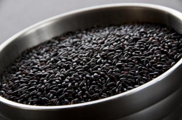 Enflamasyonu azaltc etkisi olan siyah pirin, demir bata olmak zere mineraller, posa ve protein ynnden de ok zengin.