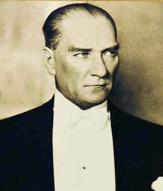 <br>BELÇİKA </br>  Milletine bu kadar az zamanda bu ölçüde hizmet edebilen tek devlet adamı Atatürk' tür. Libre Belgique Gazetesi Atatürk, yirminci asrın en büyük gerçeğini yaratan adamdır. Nasyonal Tidende