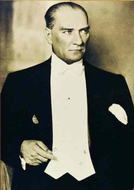 Atatürk, bir milleti, birkaç yılda asrileştirmek mucizesini göstermiştir. Paris-Le Temps