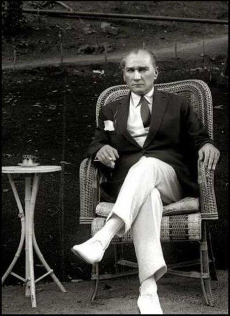 Atatürk'ün ölümüne, bütün dünya da, büyük bir devlet, büyük bir asker, büyük derecede şeferli bir şahsiyet olarak ağlamaktadır. İngiltere; önce cesur bir düşman, sonra sadık bir dost olarak tanıdığı büyük adamı selamlamaktadır. İngiliz Basınından