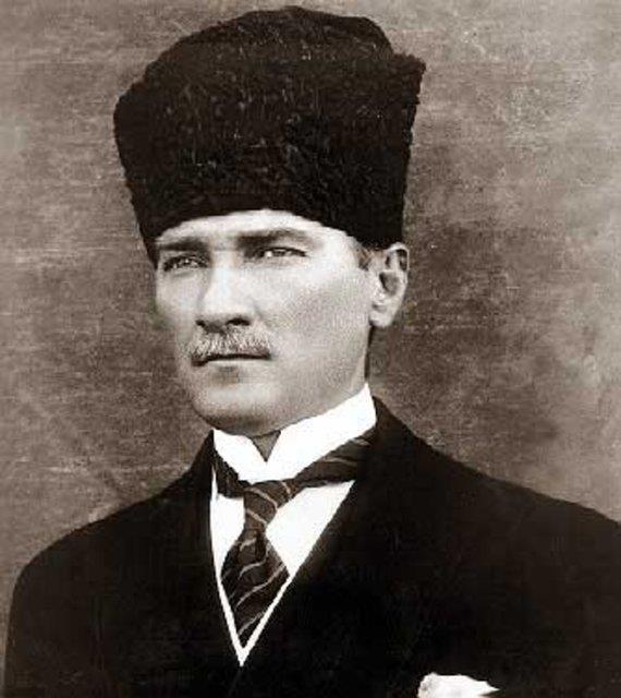 Atatürk; milletin atası, kılıç, fikir, kalp ve irade adamı idi. milletin bu büyük evladı, aynı zamanda yirminci yüzyılın en büyük yurttaşıdır. Slovo Gazetesi