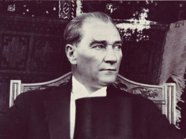 <br>ARNAVUTLUK </br>  Bu Türk Milleti yastadır. Çünkü yeni Türkiye' nin yaratıcısı olan eşsiz şefini kaybetmiştir. "Atatürk eski Türkiye'den modern bir devlet çıkarmıştır." Stipsi Gazetesi