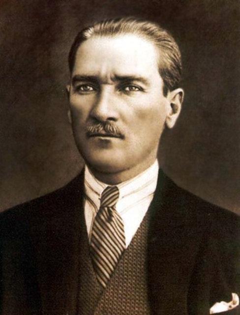 Cumhuriyet Türkiye'sinin Devlet Başkanı Kemal Atatürk, diğer önderlerde görmeye alışmadığımız şu değerli nitelikleri kişiliğinde toplamış bulunuyor: alçak gönüllülük, yeterlik ve başarı. The Truth Dergisi
