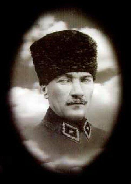 Fakat Türkiye'nin Kemal Atatürk'ün heykelinin yapılmasında kullanacak taşı bulmak için dağlarını deşmesi, karıştırması icap edecektir...