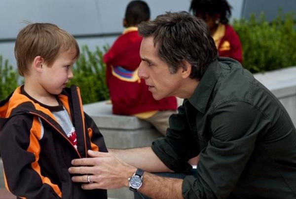 Evet, o inkar edilemez ekilde sefil biri ama kars ve ocuklarn seviyor.