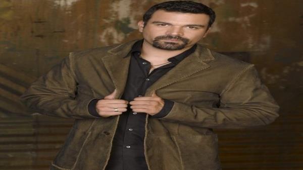  adam kocas Carlos giyim zevki ve iri yapsyla bu greve tam uyuyordu.