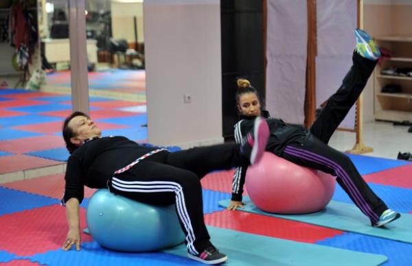 Azmiyle evresine rnek olan Bykaydnl, AA muhabirine yapt aklamada, genliinden beri hafif kilolu olduunu ancak evde yaad sorunlar, stres ve znt nedeniyle 1 ylda 145 kilograma kadar ktn syledi.