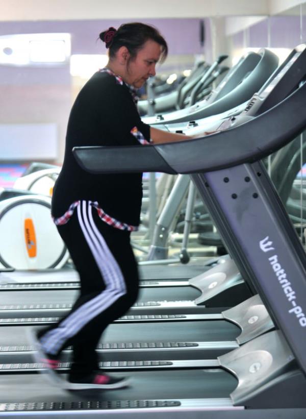 Kilosu nedeniyle einin kendisini boadn, ocuklarnn bile kendisinden utandn anlatan Bykaydnl, "ki olum var. Kk olan veli toplantlarna gitmemi istemiyordu. 'Kimsenin annesi senin gibi kilolu deil, sen niye bylesin' diyordu. Aldm kilolar nedeniyle tek bama bir i yapamyor, sokaa kamyordum. nsanlar beni hor gryor, dlyordu. Psikolojim bozulmutu. zerime giyecek kyafet dahi bulmakta sknt ekiyordum" dedi.