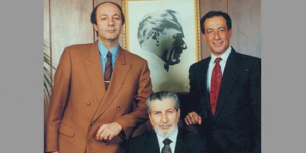 <p><b>Tuncay zilhan</b></p>    Kayseri doumlu Trk  Adam, Saint Joseph Lisesi ve stanbul niversitesi ktisat Fakltesi'ni bitirdi. Amerika Birleik Devletleri'nde Long Island niversitesi'nde iletme master' (MBA) yapt.