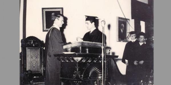 <p><b>Hsn zyein</b></p>    niversite renimini yurt dnda tamamlayan zyein, mezuniyetinden sonra  yl alp Trkiye'ye dnd. Kolej arkada Mehmet Emin Karamehmet'ten i teklifi aldktan sonra Pamukbank Genel Mdr oldu. 1984'te yine Karamehmet'e ait Yap Kredi Bankas'nn genel mdrlne geti.