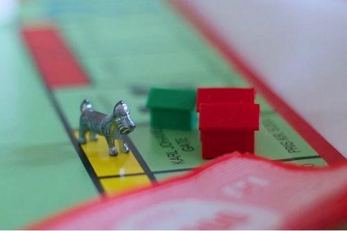 <p><b>9. Oyun oynamay seviyorsunuz</b></p>     Oyun ile zekann ne alakas var diye dnmeyin, ok alakas var. Bilgisayar oyunlarndan kart oyunlarna, Monopoly'den Jenga'ya, Tabu'ya kadar pek ok oyunu keyif alarak oynuyorsunuz. nk bulmaca zmek, dikkat toplamak, bir eylerin altndan kalkmak beyninizin ihtiyac.