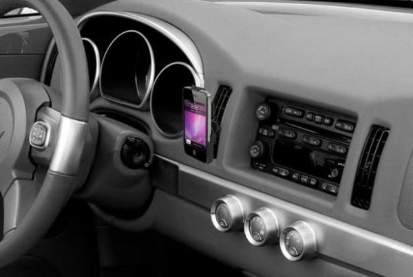 Ayarlanabilir mekanizma ile cihaz sk bir ekilde tutan ara tutucu sayesinde telefonunuzu elinize almadan gelen arlara cevap verebilir ya da mesajlar grntleyebilirsiniz.