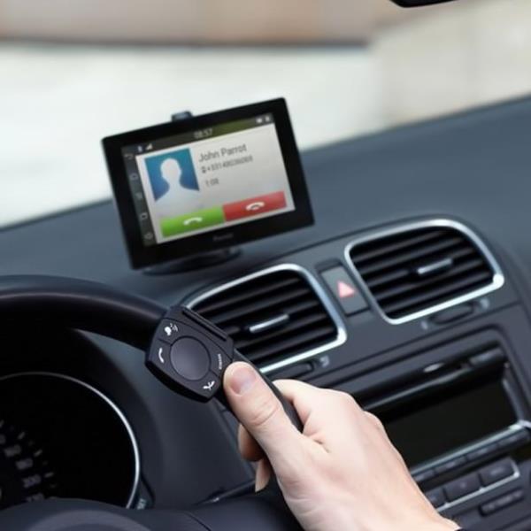 Gelen arlar yantlamann yan sra, sevdiiniz mziklerinize de kolayca eriebilirsiniz. Ayrca birok ara kitinde olan sesli arama destei sayesinde telefonunuza dokunmadan grmelerinizi gvenli bir ekilde gerekletirebilirsiniz.