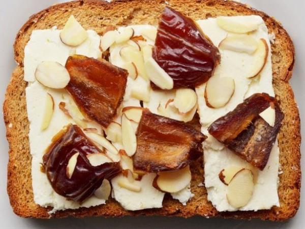 14. Hurma + feta peyniri + badem