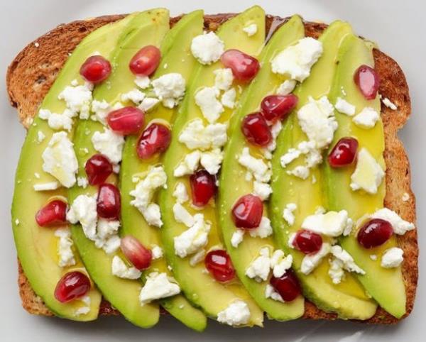 1. Avokado dilimleri + Feta peyniri + nar