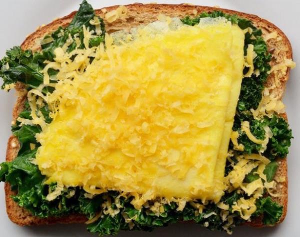 8. Kale + omlet + cheddar peyniri