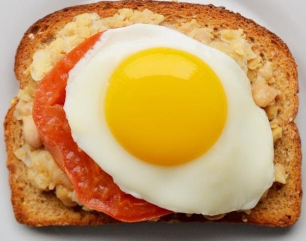 13. Humus + domates + yumurta