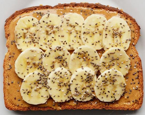 4. Muz dilimi + badem ezmesi + chia tohumu