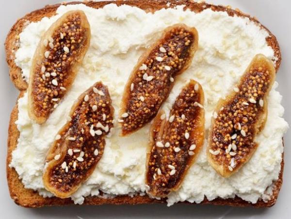 9. Kuru incir + ricotta peyniri +  susam