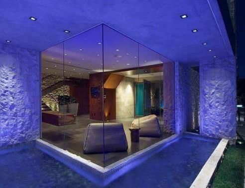 Evin iindeki 80 bin dolar deerindeki dev bilgisayar ekranlar sayesinde tek tua dokunarak grmek istenilen tablolar seilebiliyor.