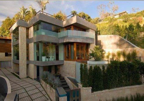 Eve gelen misafirlere verilen zel ipler sayesinde misafirlerin daha nceden belirledii oda scakl ve k gc, girdikleri odada otomatik olarak ayarlanyor.