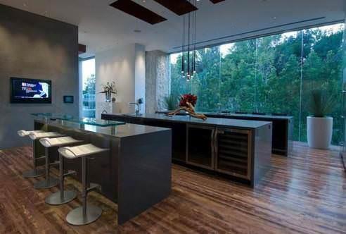 Duvar katlarnn arkasna saklanan hoparlrler sayesinde mzik, misafirleri takip ediyor.