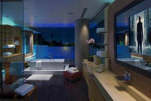 Ortalama byklkteki bir ev boyutunu Gates, havuzu iin ayrm. 360 metrekarelik zel bir binada 10 metre uzunluunda bir havuz bulunuyor.