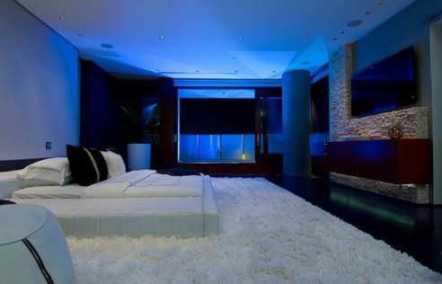 Havuza giren kiiler havuzun zel tasarm sayesinde evin teras ksmna ulaabiliyor ve havuz iindeki mzik sistemi sayesinde havuza dalsalar bile mzik eliinde yzebiliyor.