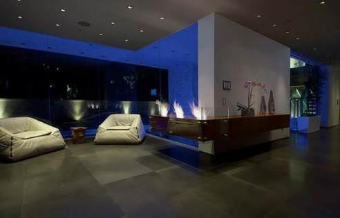 Eve zel plajn kumlarnn kayna ise Karayipler. Gates'in en sevdii aa olan 40 yllk akaaacn 24 saat boyunca gzleyen kameralar bulunmakta.