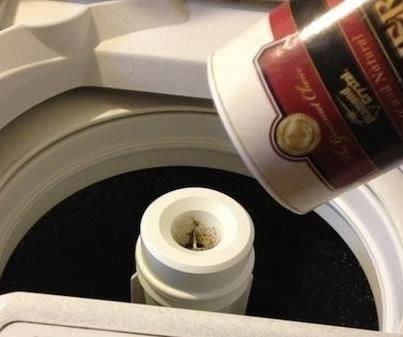 Giysilerinizin rengini, amar makinesinin iine bir tutam tuz atarak koruyabilirsiniz.