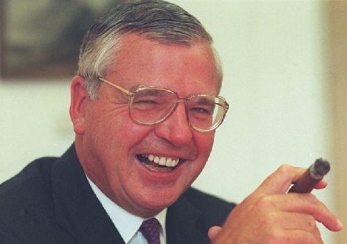 <br><b>ARSENAL</b></br>  Sir Chips Keswick bir banka yneticisi.