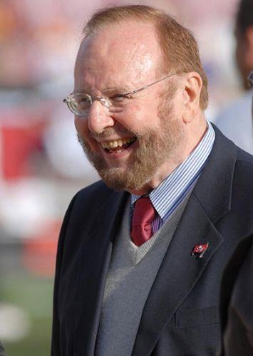 <br><b>MANCHESTER UNITED</b></br>  United'in sahibi Malcolm Glazer 2014 Mays'nda hayatn kaybetti. Ancak kulbn sahibi hala Glazer ailesi. Glazerler'in fast food zincilerleri, alveri merkezleri ve inaatlar bulunuyor.