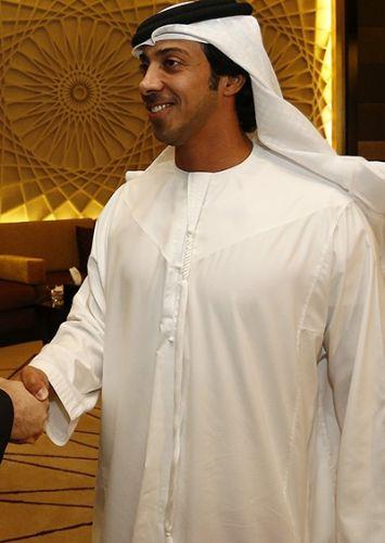 <br><b>MANCHESTER CITY</b></br>  City'nin sahibi Mansur bin Zayed El Nahyan bir petrol zengini. Ayrca Birleik Arap Emirlikleri'nde politikac ve Abu Dabi iktidar ailesinin bir yesi.