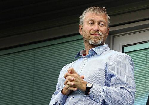 <br><b>CHELSEA</b></br>  Rus i adam Roman Abramovi Chelsea kulbnn sahibi. Abramovic,  Rusya'nn ve dnyann sayl zenginleri arasnda gsteriliyor. Kulbn bakanlk koltuunda ise Bruce Buck oturuyor.