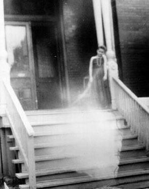 1959'DA EKLEN BU FOTORAFTA GRLEN KIZ GEREK. ANCAK NNDEK IIK HUZMES FOTORAF EKLRKEN ORADA YOKTU.