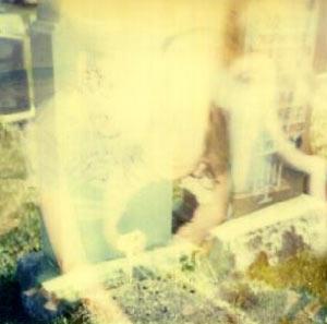 1982'DE ILLINOIS'TE MS. SAHAS BU FOTORAFI EKT. 1934'TE 83 YAINDA LEN BYKANNESNN MEZARININ ZERNDE GRNEN BU FGR ONUN HAYALET OLARAK YORUMLADI.