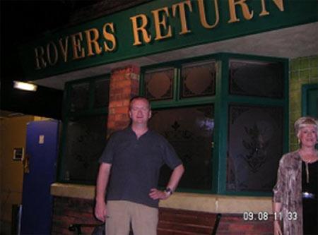 KADIN SADECE KOCASININ RESMN EKTN ZANNEDYORDU. AMA FLM TAB ETTKLERNDE 1980'DE LEN ARKADALARI ENA SHARPLES'IN DA FOTORAFTA POZ VERDN GRDLER.