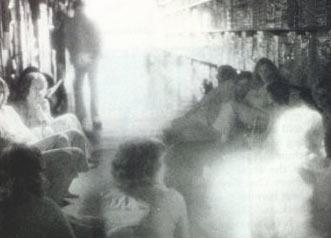 BU DA TOYSR US HAYALET. CALLFORNYA'NIN SUNNYWALE KASABASINDA BR KAZADE LEN OCUUN MEZARININ ZERNE TOYSR'US NAA EDLYOR. VE ORADA BR OK PARANORMAL OLAY GEREKLEYOR. BUNUN ZERNE BR GRUP ORAYA ARATIRMA YAPMAYA GDYOR VE BU FOTORAF EKLYOR.