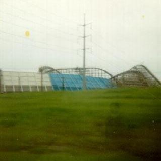 FOTORAF GREAT AMERCA AMUSEMENT PARK'TA EKLD. FOTORAFTA MLERN ZERNDE KIRMIZI SVETER VE BEYAZ TRTL YARI SAYDAM   OCUK AIKA GRLYOR.