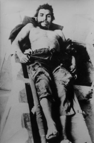 lk olarak Kongo-Kinasa'ya (Kongo Demokratik Cumhuriyeti) daha sonra da CIA ve Amerikan Ordusu zel Harekt Birlikleri'nin ortak operasyonu sonras yakalanaca Bolivya'ya gitti...