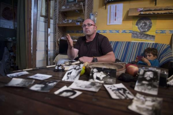 "Anne ve babam Kasm 1967'de evlenmiler. Daym Luis Cuartero dn iin spanya'ya geldiinde Che'nin fotoraflarn getirmi" diyen Imanol Arteaga, "Daym ldkten sonra fotoraflarn nerede olduunu yengeme sordum. O da fotoraflar saklad yerden kararak bana verdi" dedi. Che'nin fotoraflarnn days Luis Cuartero'ya Fransz bir gazeteci tarafndan verildiini, anne ve yengesinin her defasnda sylediini belirten Imanol Arteaga, "Bu fotoraflarn tarihi bir deeri olduunu imdi daha iyi anlyorum" dedi...