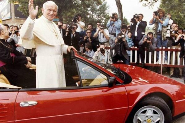 Papa - Ferrariyle halk selamlyor.